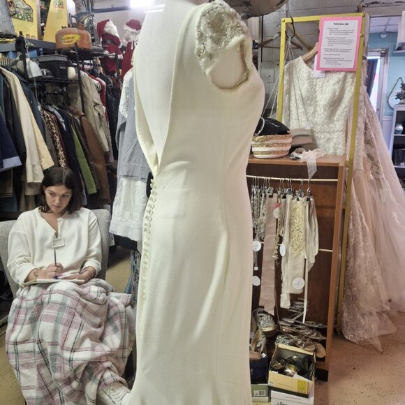 Atelier Pronovias "Irune" Wedding Gown (Unaltered) - Picture 10 of 12